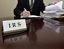 7. Esté atento a los problemas del IRS © Lane V. Erickson/Shutterstock.com